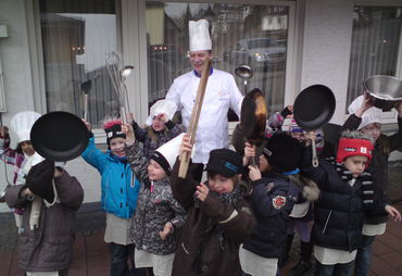Bild zur News: Kindergartenkinder kochen mit Küchenchef vom Göbel’s Landhotel