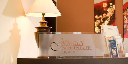 Göbel's Sophien Hotel Logo im Eingangsbereich des Hotels
