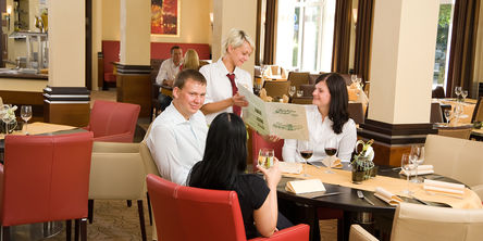 Gäste sitzen im Restaurant "Fräulein Sophie" und unterhlaten sich bei einem Glas Wein.