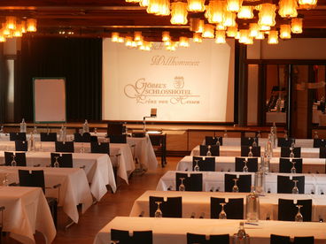 Tagungsraum mit Bühne im Top-Tagungshotel Göbel's Schlosshotel Prinz von Hessen