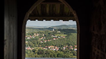 Ausblick aus einem Fenster der Wartburg auf Eisenach und den Thüringer Wald