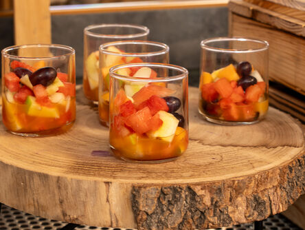 kleine Gläser mit geschnittenem Obst