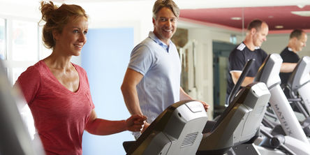 Hotelgäste trainieren im Fitnessraum 