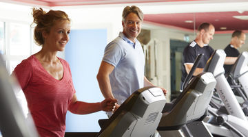 Hotelgäste trainieren im Fitnessraum 