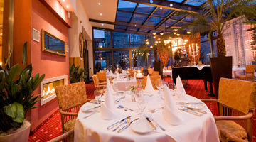 Festlich gedecktes Restaurant in Göbel's Schlosshotel Prinz von Hessen