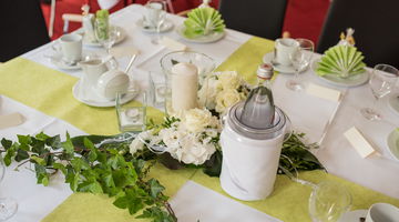 festlich dekorierter Tisch mit Efeu