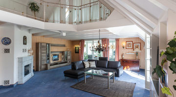 Das gemütliche Wohnzimmer der Penthouse-Ferienwohnung in Göbel's Villa Katharina.