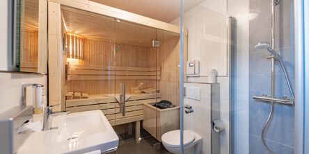 Modernes Badezimmer mit integrierter Sauna und Glasdusche