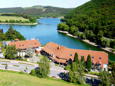 Luftaufnahme eines Hotels mit Blick auf den See und die Natur