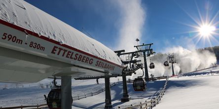 Die schneebedeckte Station der Kabinenseilbahn auf dem Ettelsberg.