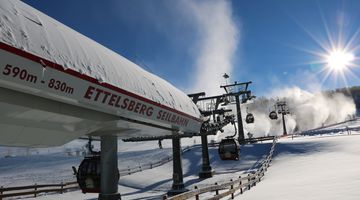 Die schneebedeckte Station der Kabinenseilbahn auf dem Ettelsberg.