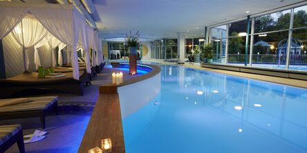 Innnepool mit Ruheliegen im Wellnesshotel Bad Wildungen
