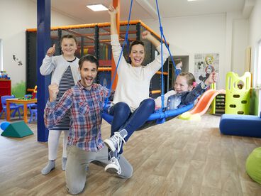 Familie spielt in der Indoorspielhalle Sharkie Island.