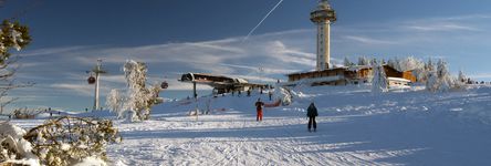 Blick auf die schneebedeckte Station der Kabinenseilbahn auf dem Ettelsberg.