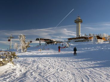 Blick auf die schneebedeckte Station der Kabinenseilbahn auf dem Ettelsberg.
