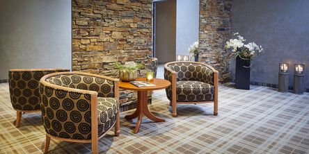 Sesselecke im Wellnessbereich des Hotel Quellenhof