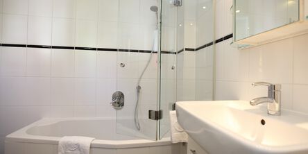 Obergeschoss Badezimmer mit Badewanne in der Ferienwohnung Bad Wildungen