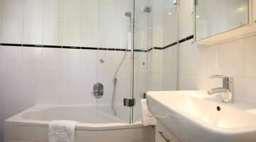 Obergeschoss Badezimmer mit Badewanne in der Ferienwohnung Bad Wildungen
