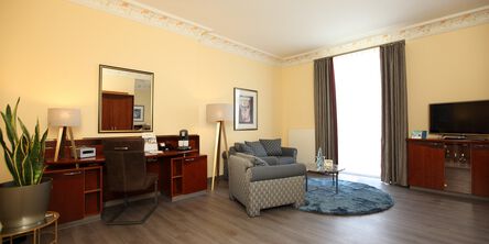Superior Junior Suite Wohnzimmer mit Schreibtisch