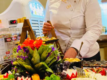 Vorbereitung des Käsebuffets im Hotel Quellenhof