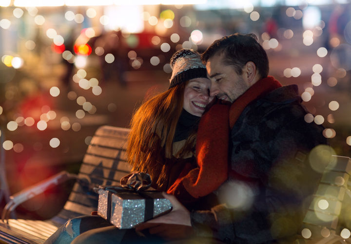 Pärchen mit geschenk auf einer Bank