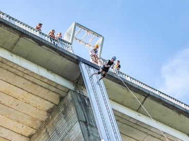 Wallrunning an einer Brücke