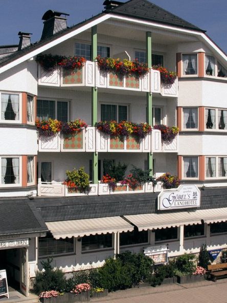 Außenansicht des Göbels Landhotel bei Sonnenschein  