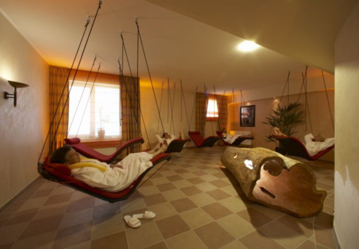 Ruheraum im Hotel Quellenhof mit Schwingliegen