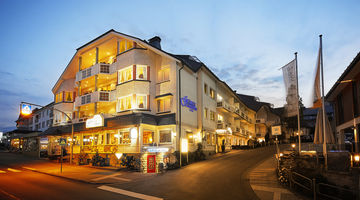 Außenansicht des Göbel's Landhotel am Abend