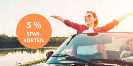 Frau steht in einem Cabrio und streckt die Hände aus + Button mit dem Hinweis auf den 5% Sparvorteil der Göbel Card