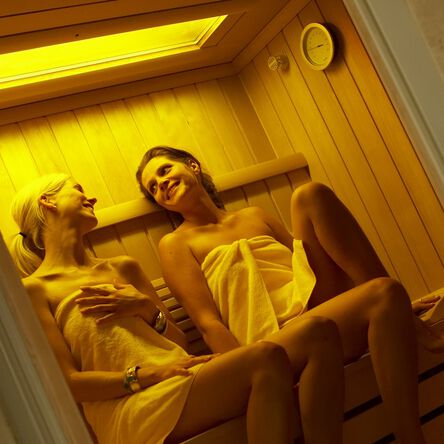 Zwei Freundinnen gemeinsam in der Sauna des Hotel Quellenhof