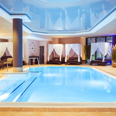 [Translate to english:] Schwimmbad des Wellnesshotel Göbel's Vital Hotel in Hessen