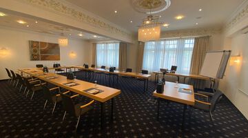 Tagungsraum mit Tischen in U-Form