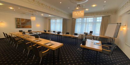 Tagungsraum mit Tischen in U-Form