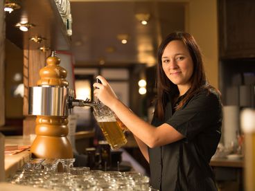 Göbel-Mitarbeiterin zapft Bier.