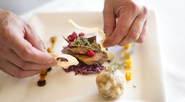 Dekorieren des Gourmetessen im Hotel Bad Wildungen