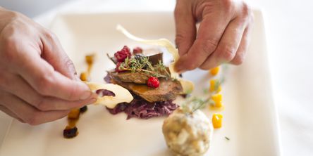 Dekorieren des Gourmetessen im Hotel Bad Wildungen