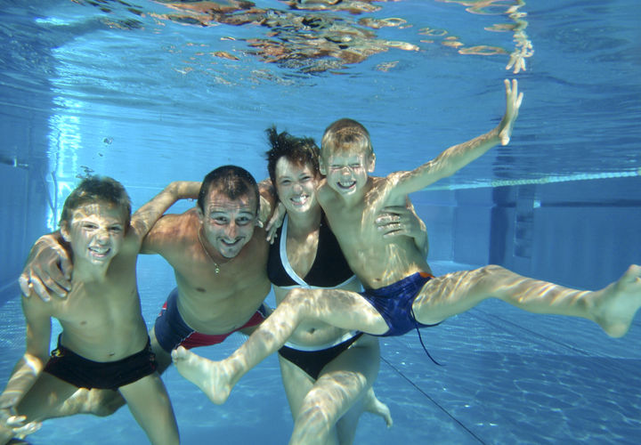 Familie schwimmt im Hotelpool