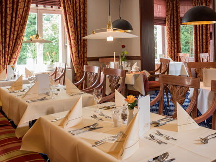 Eingedeckte Tische im Restaurant Bad Wildungen