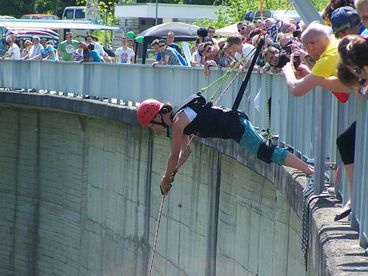 Zahlreiche Zuschauer sehen einem Wallrunner zu.