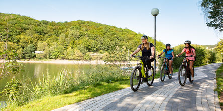 Drei Frauen bei einer Radtour entlang des Diemelsees