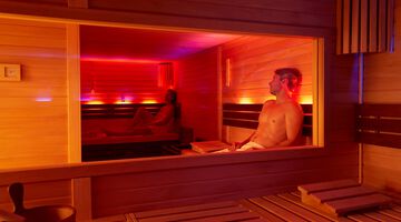 Pärchen in der Sauna des Wellnesshotel Bad Wildungen