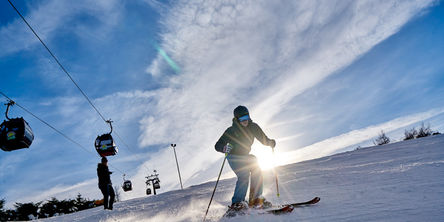 Skifahrer auf de Piste bei Sonnenschein