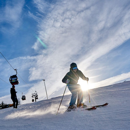 Skifahrer auf de Piste bei Sonnenschein