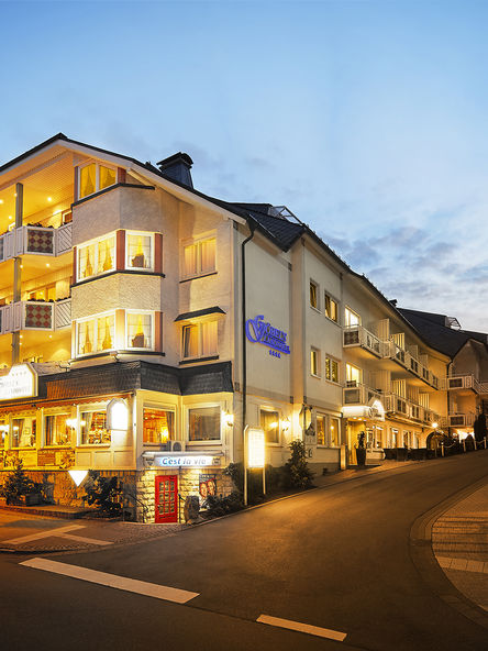 Außenansicht des Göbel's Landhotel am Abend