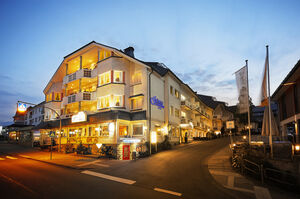 Außenansicht des Göbel's Landhotel am Abend