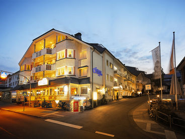 Außenansicht des Göbel's Landhotel am Abend