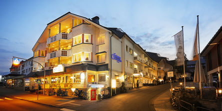Außenansicht des Göbel's Landhotel am Abend