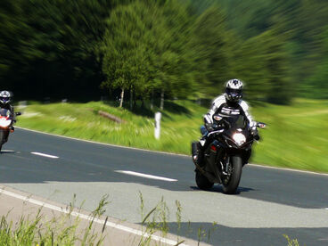 Zwei Motorradfahrer auf der Straße