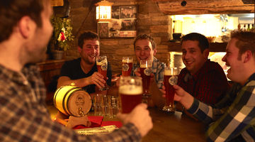 Fünf Männer trinken gemeinsam Bier 